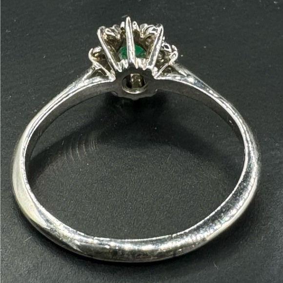 Natural Beautiful, white gold, ladies, diamond and Emerald Ring - Picture 3 of 4